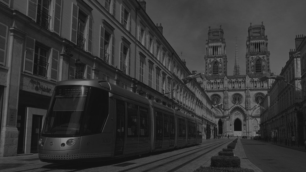 Le tram devant la cathédrale Sainte-Croix d'Orléans, en noir et blanc